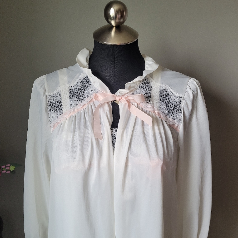 Vintage 70s white lace pegnoir set Slip And Gown.